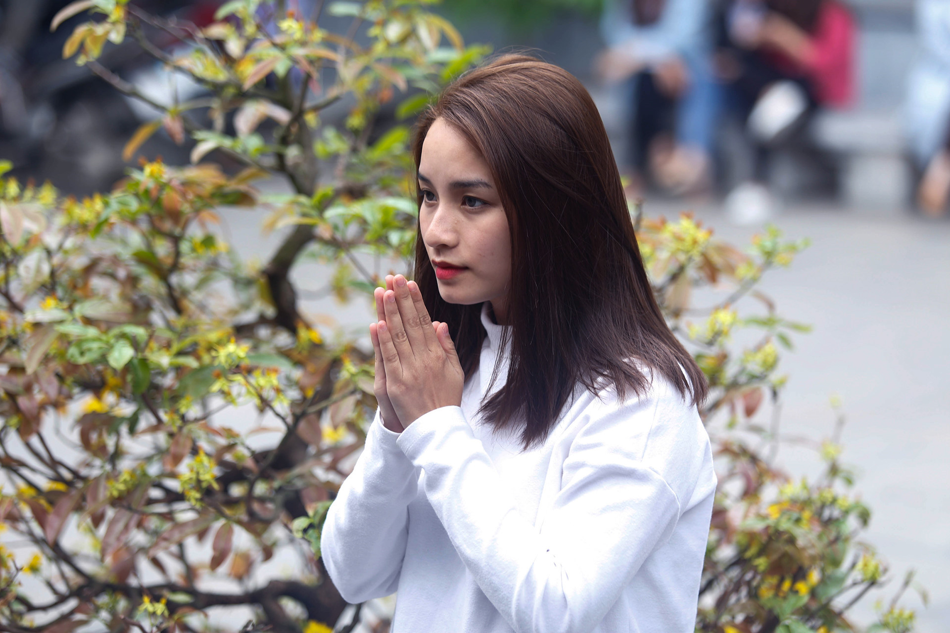 Với niềm tin về hai chữ "tình duyên", nhiều người đã chọn chùa Hà là nơi để gửi gắm những tâm tư cùng hy vọng "khi đi lẻ bóng, khi về có đôi". "Mình đã 23 tuổi nhưng chưa một lần yêu ai. Nghe các bạn mách nước rằng chùa Hà rất thiêng về chuyện tình duyên nên mình muốn thử một lần. Mong rằng may mắn tìm được một người yêu thương thật lòng", Phương Anh (nhà ở Nguyễn Khoái) chia sẻ. Nam thanh nu tu den chua Ha xin thoat e tang dot bien vao Valentine hinh anh 4