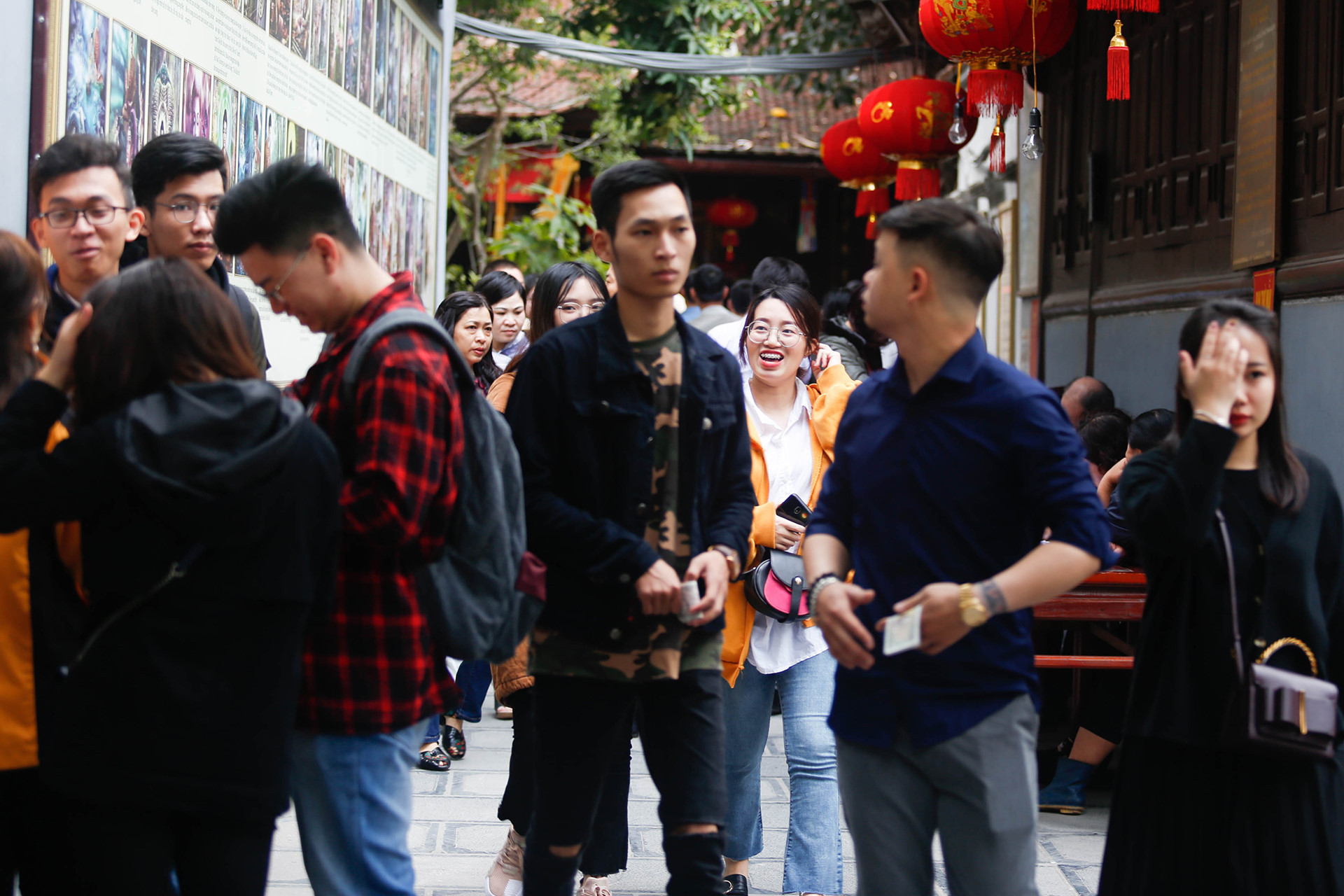 Mùng 10 tháng Giêng trùng với Lễ Tình nhân 14/2, lượng bạn trẻ đến chùa Hà (quận Cầu Giấy, Hà Nội) tăng đột biến. Thời tiết thủ đô hôm nay nắng ấm, gió nhẹ, thuận lợi cho việc du xuân lễ chùa đầu năm. Nam thanh nu tu den chua Ha xin thoat e tang dot bien vao Valentine hinh anh 1