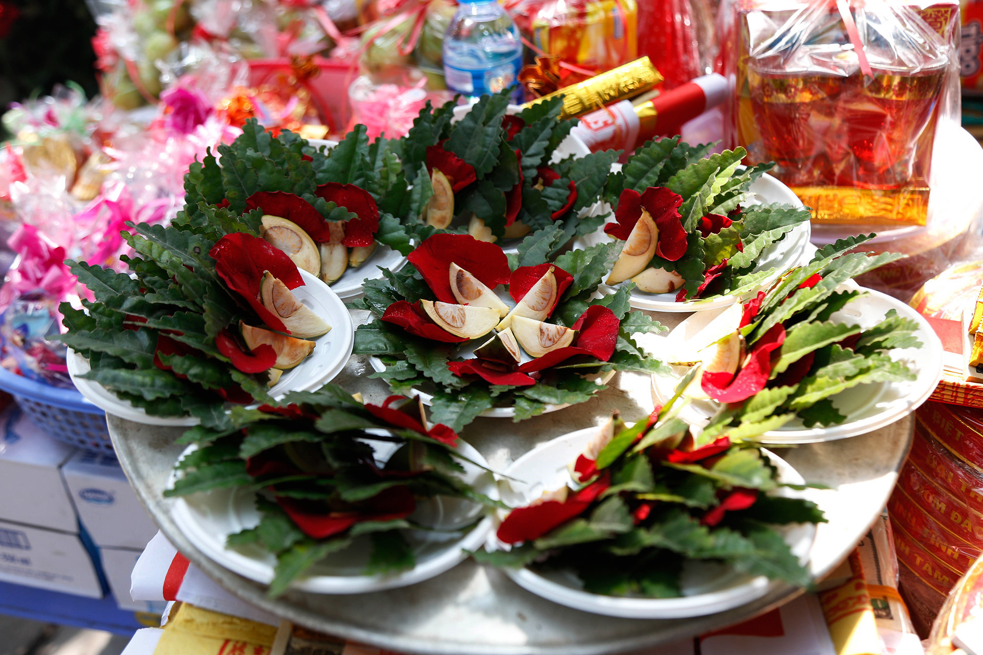 Tại đây còn có những miếng trầu được têm cánh hoa hồng, là đặc trưng riêng ở chùa Hà. Nam thanh nu tu den chua Ha xin thoat e tang dot bien vao Valentine hinh anh 13