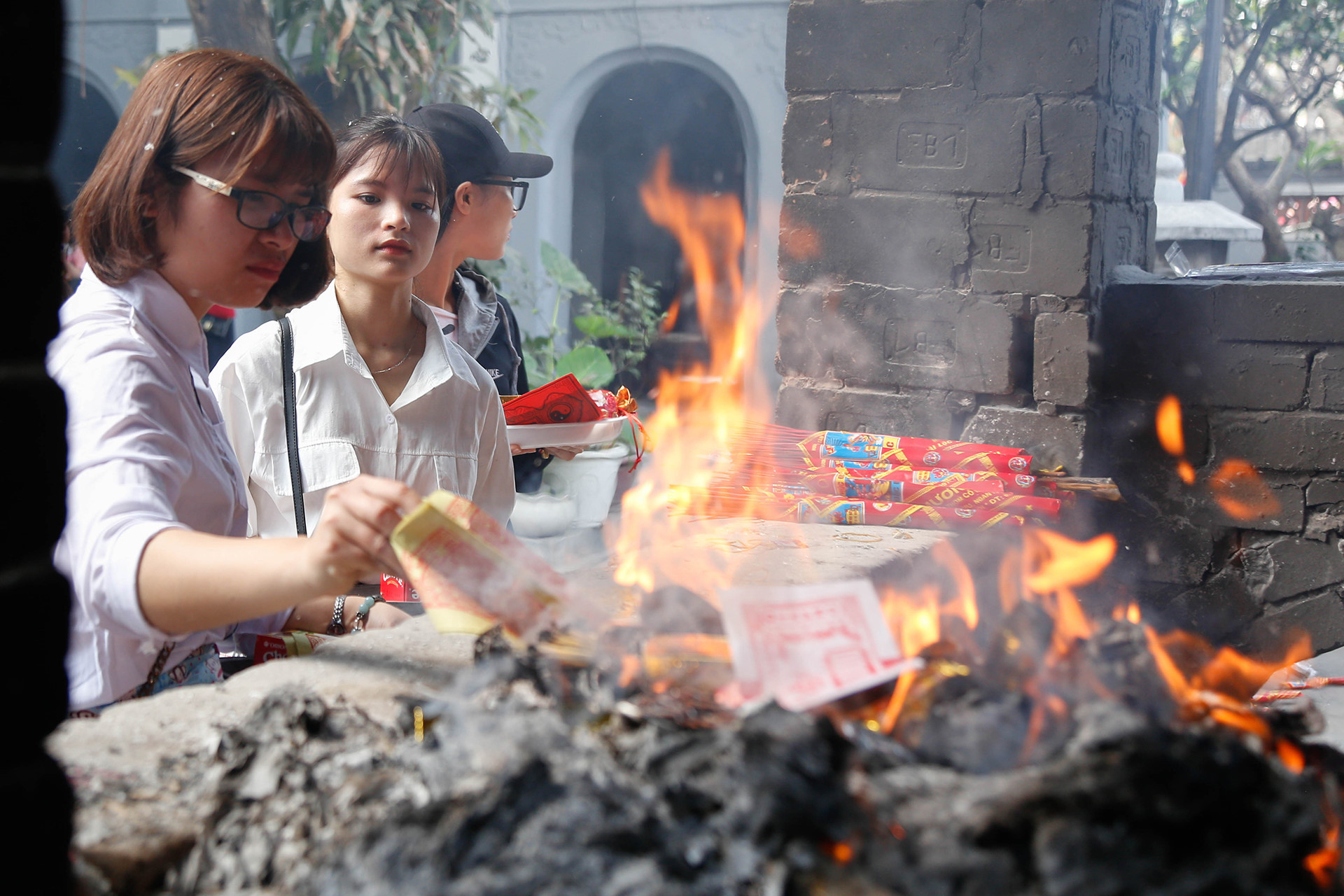 Lò hóa vàng bên hồ Bán Nguyệt liên tục đỏ lửa trong dịp Lễ Tình nhân. Nam thanh nu tu den chua Ha xin thoat e tang dot bien vao Valentine hinh anh 12