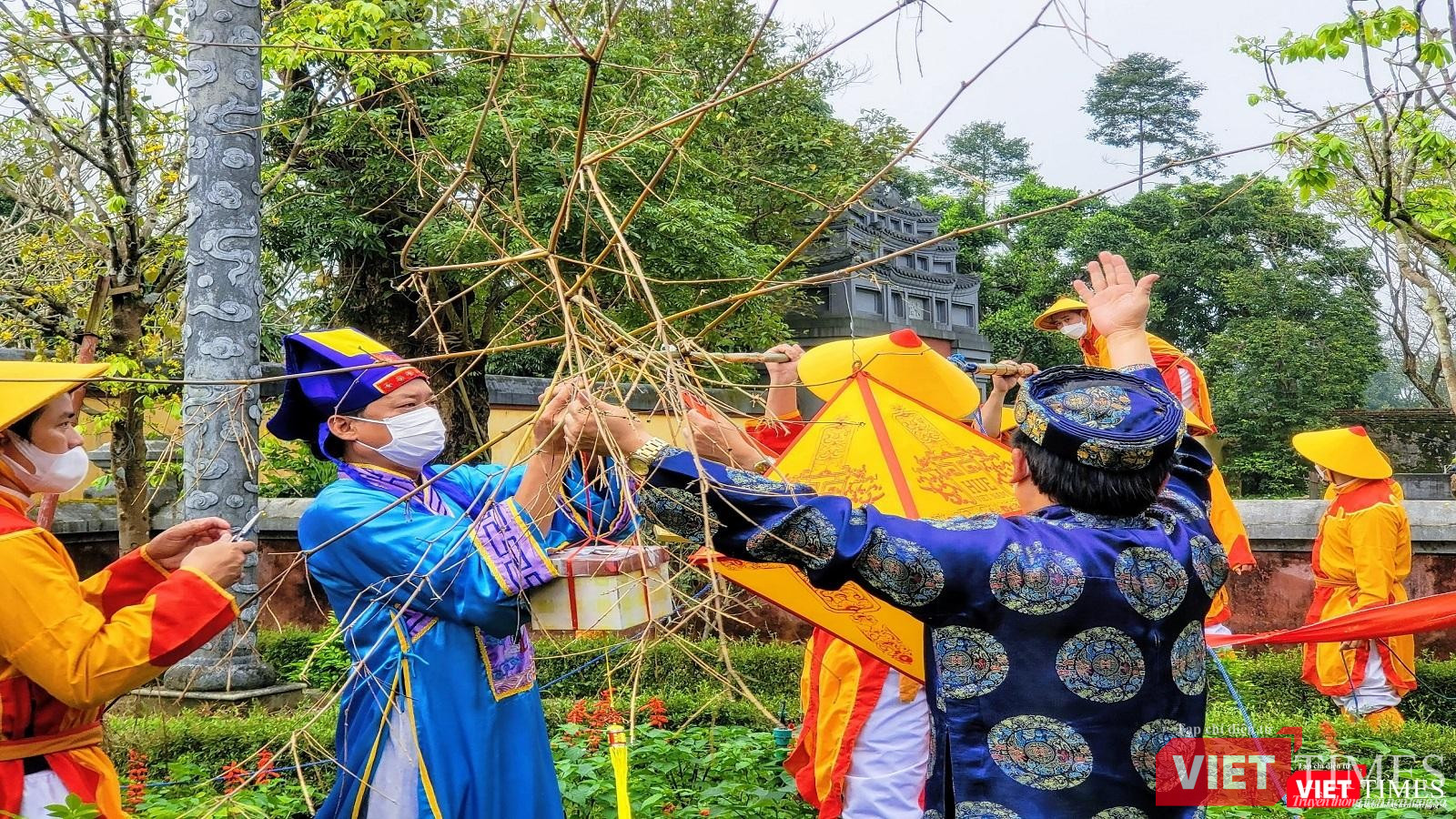 Cây nêu được hạ xuống