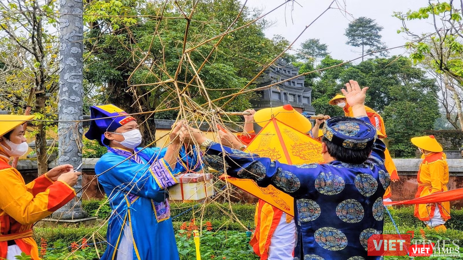 Cây nêu được hạ xuống