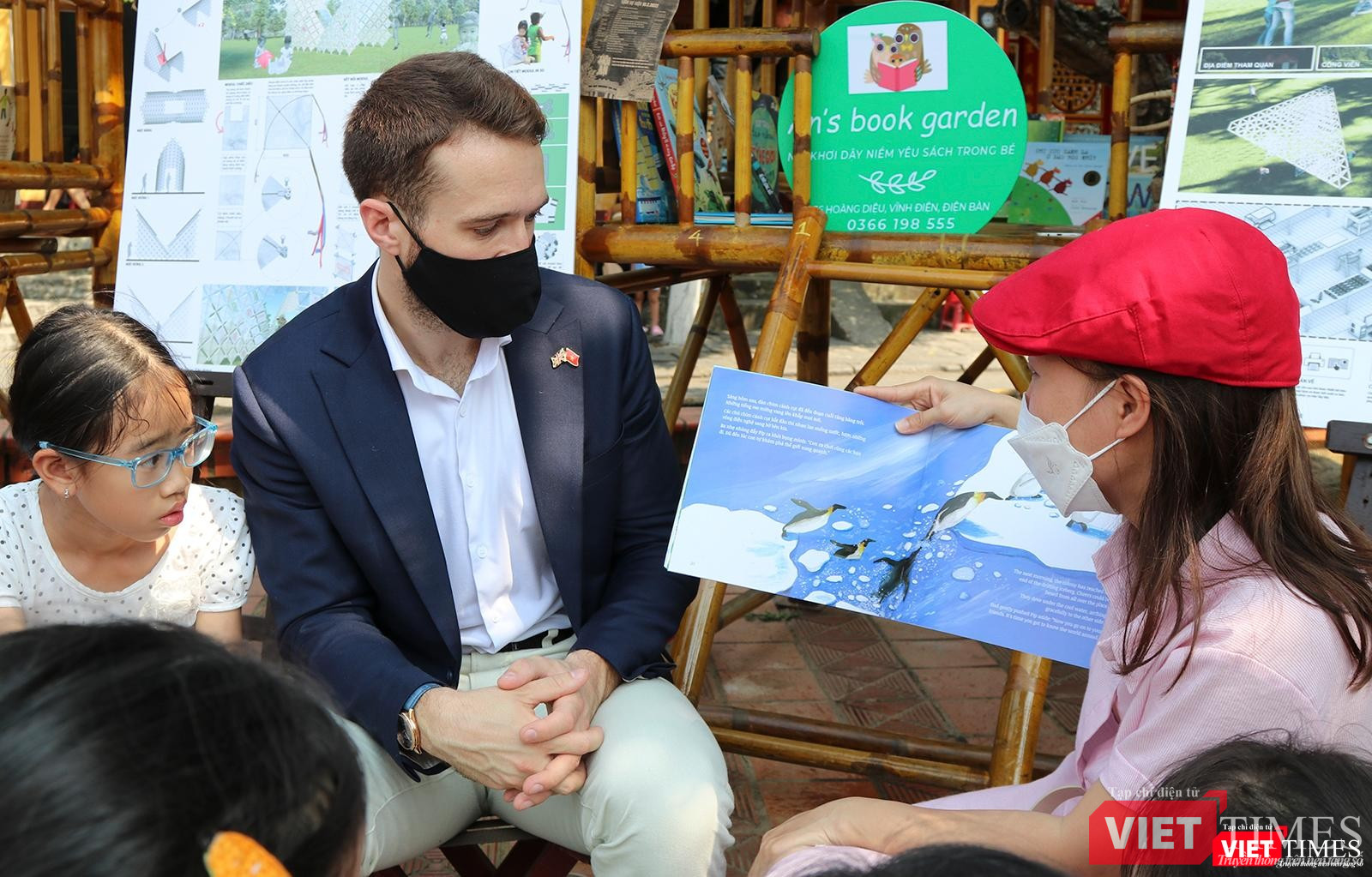 Ông Sam Wood - Phó Tổng Lãnh sự Anh tại TP HCM và nhóm Đại sứ đọc Hội An cùng đọc sách về môi trường cho các bạn thiếu nhi