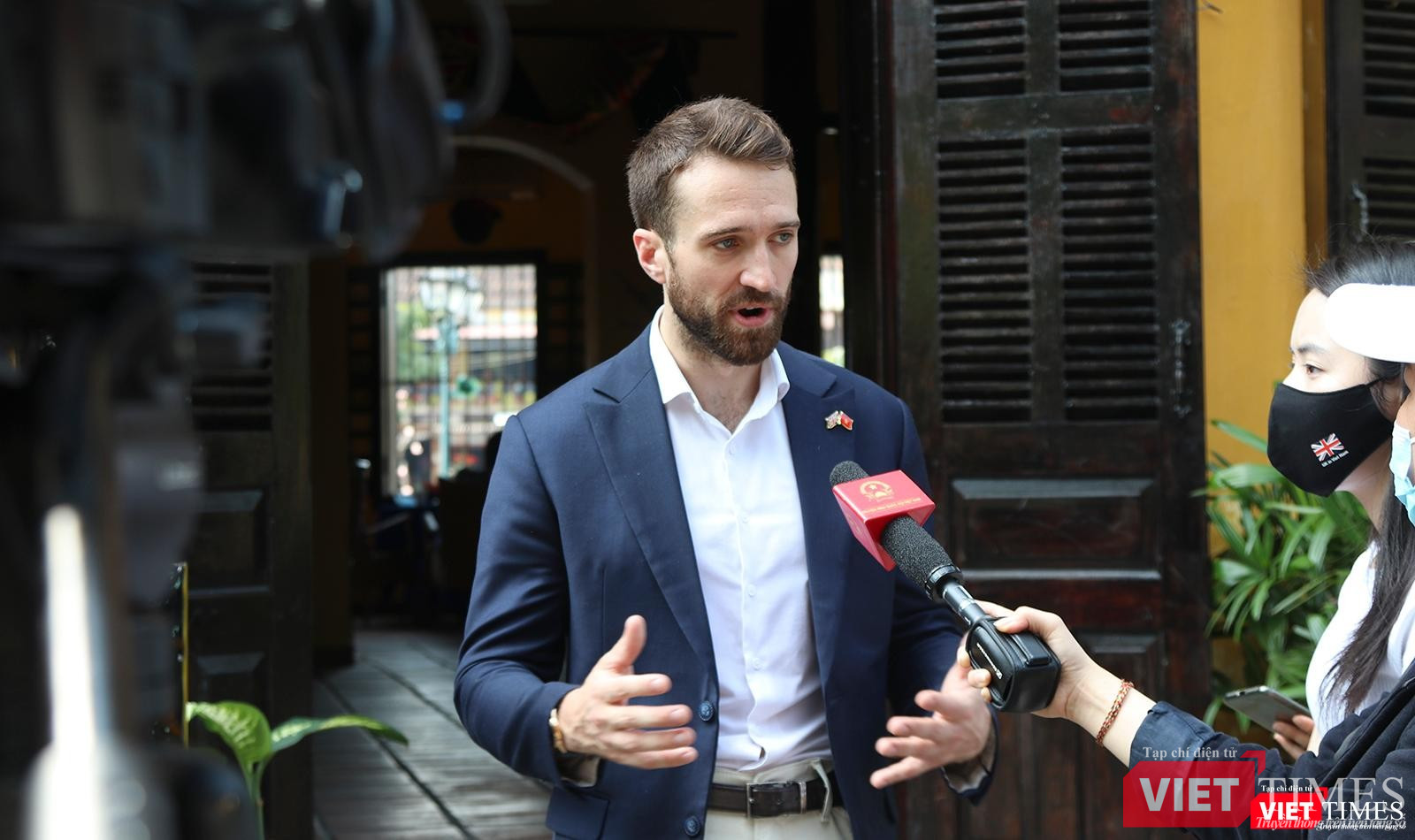 Ông Sam Wood - Phó Tổng Lãnh sự Anh tại TP HCM trả lời phỏng vấn báo giới