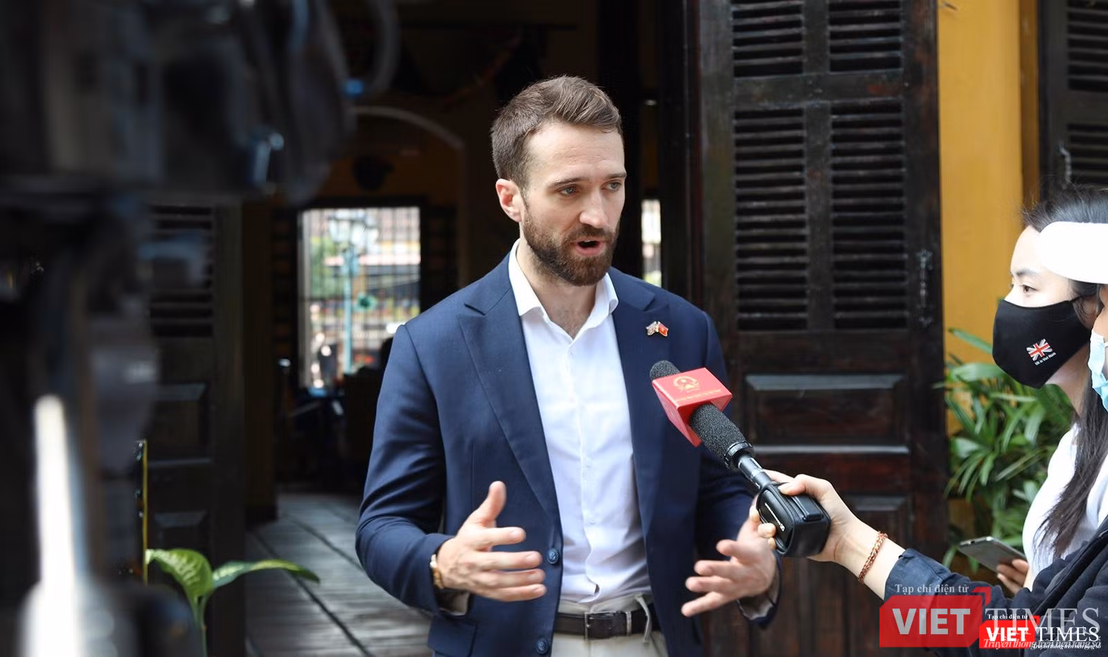 Ông Sam Wood - Phó Tổng Lãnh sự Anh tại TP HCM trả lời phỏng vấn báo giới