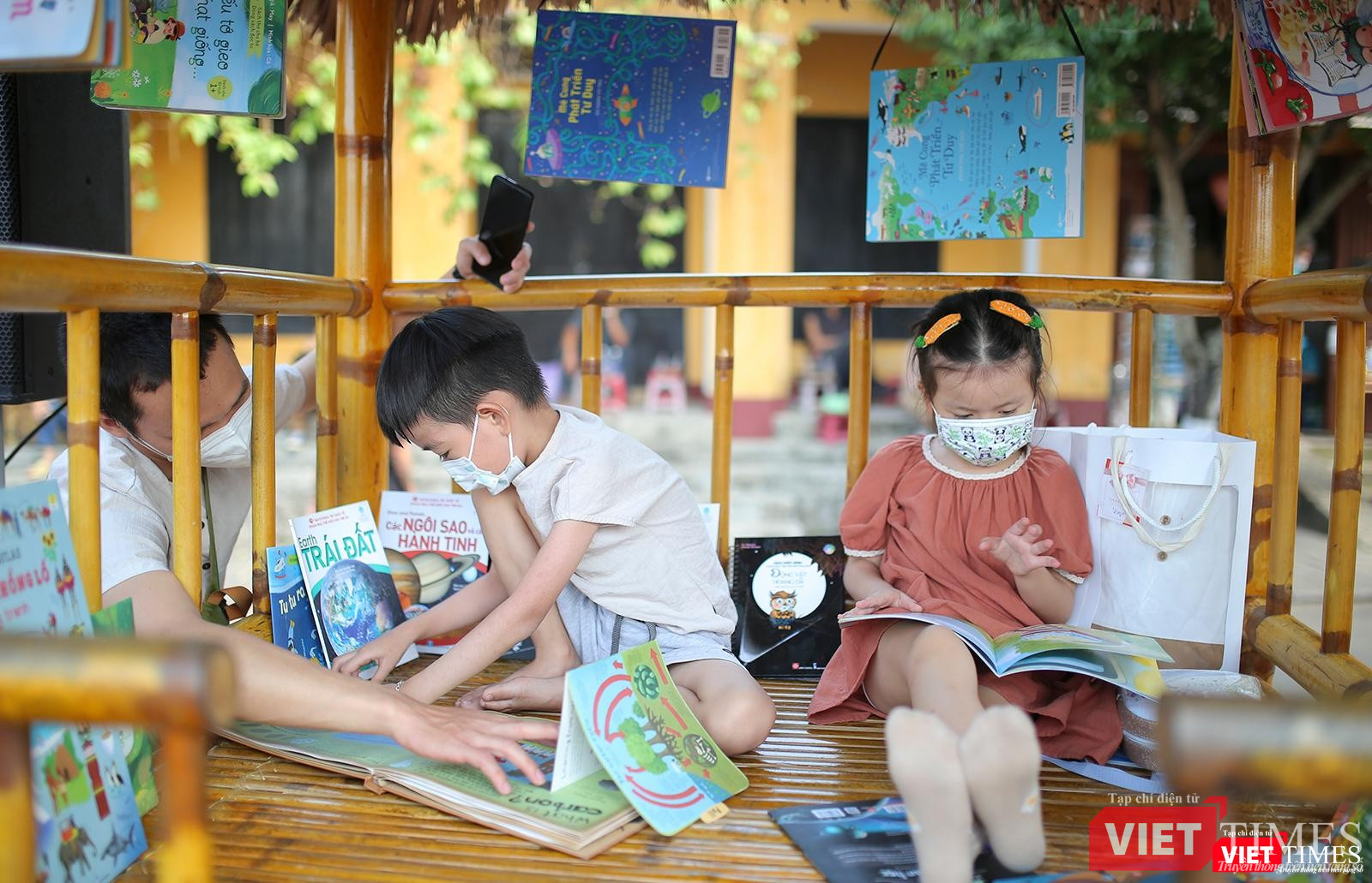 Các bạn thiếu nhi tại buổi đọc sách