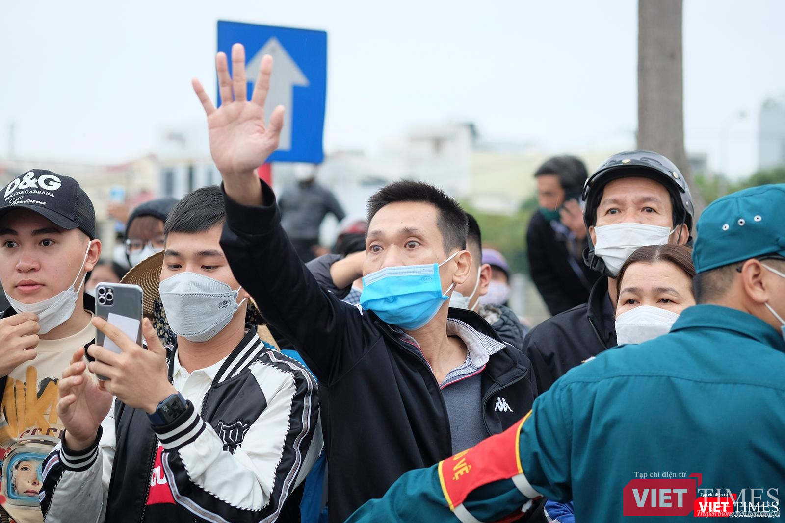 Người thân các tân binh tại buổi lễ giao nhận quân