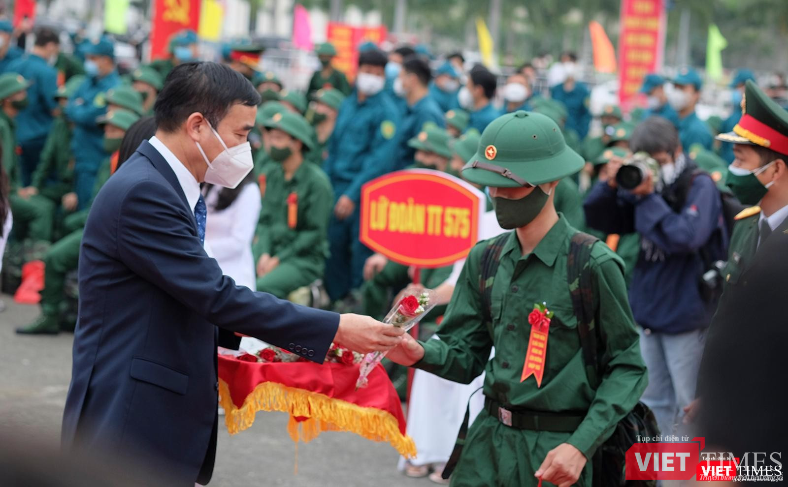Ông Lê Trung Chinh - Chủ tịch UBND TP Đà Nẵng tặng hoa cho tân binh trong buổi lễ giao nhận quân năm 2022