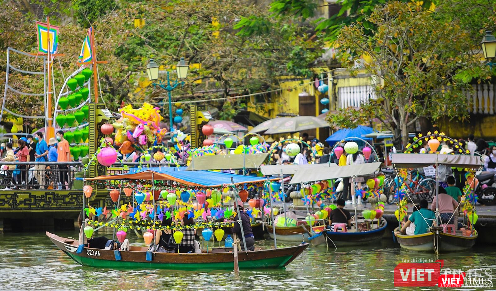 Trên bến, dưới thuyền