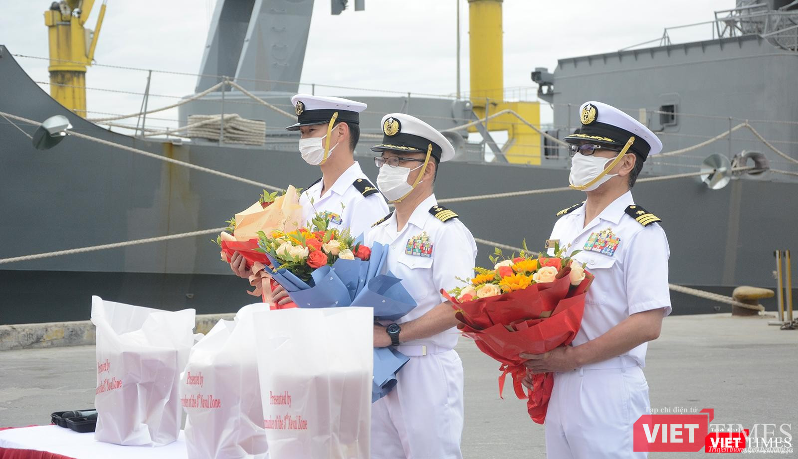 Tặng hoa và quà lưu niệm