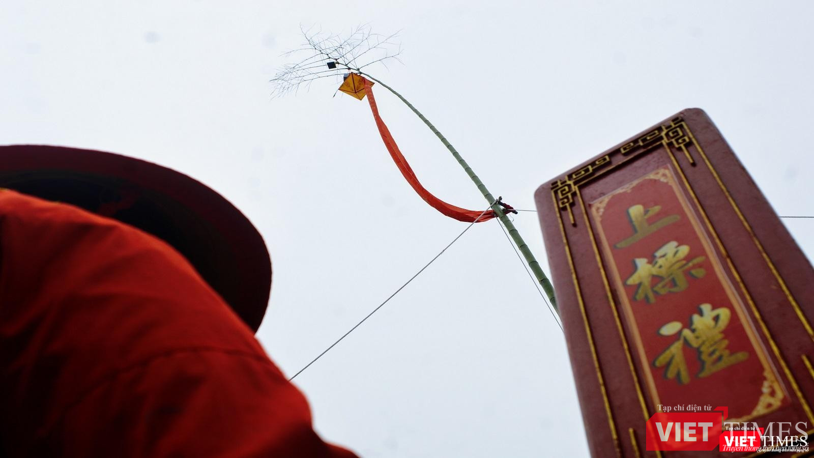 Tiến hành các nghi lễ để hạ Cây nêu