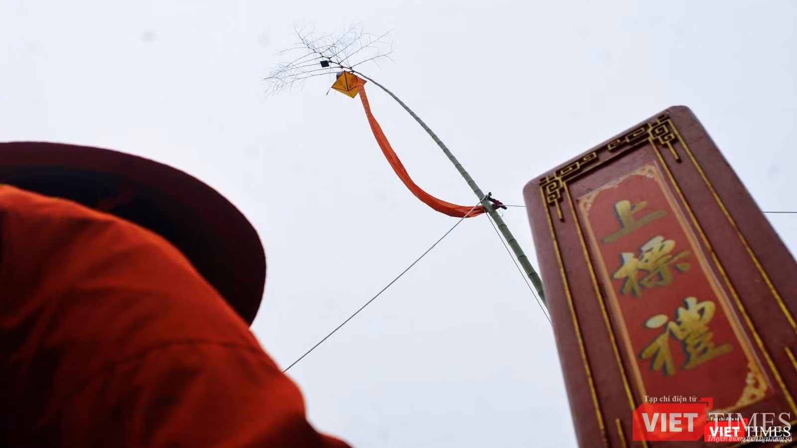 Tiến hành các nghi lễ để hạ Cây nêu