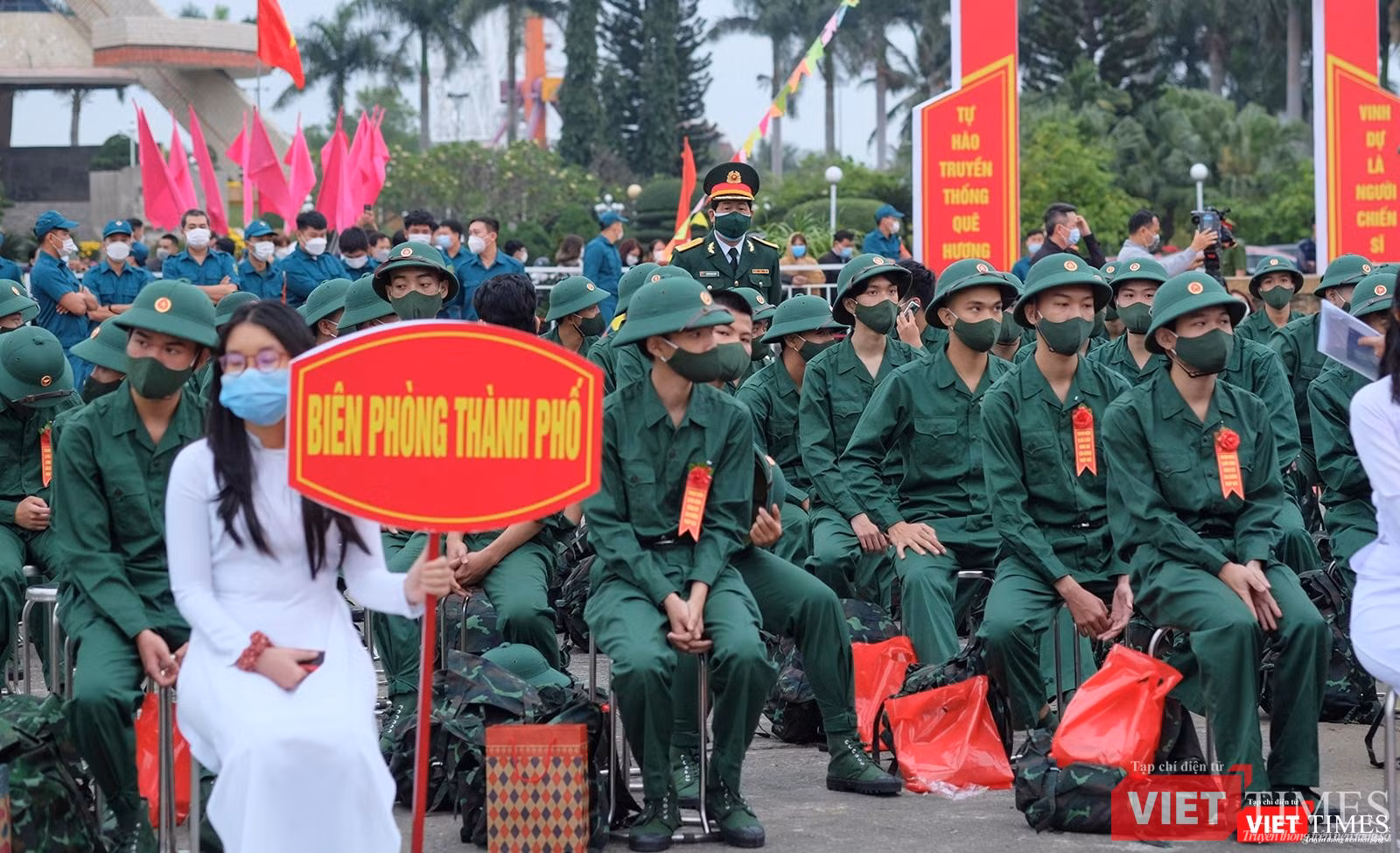 Tân binh trong buổi lễ giao nhận quân năm 2022