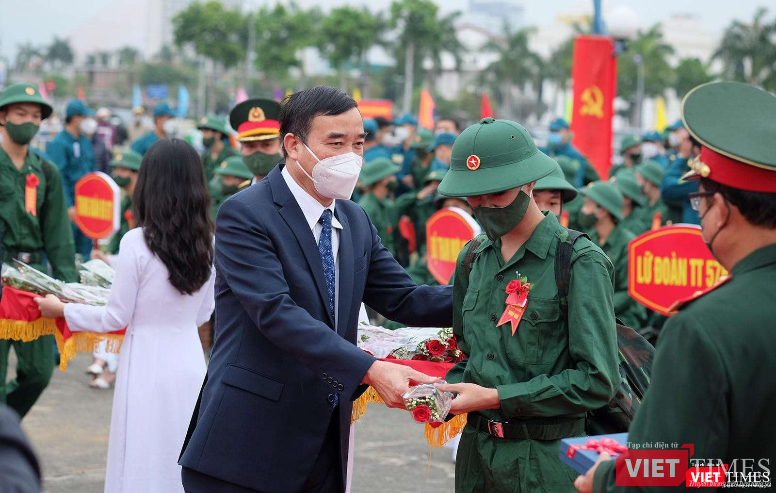 Ông Lê Trung Chinh - Chủ tịch UBND TP Đà Nẵng - tặng hoa cho tân binh trong buổi lễ giao nhận quân năm 2022