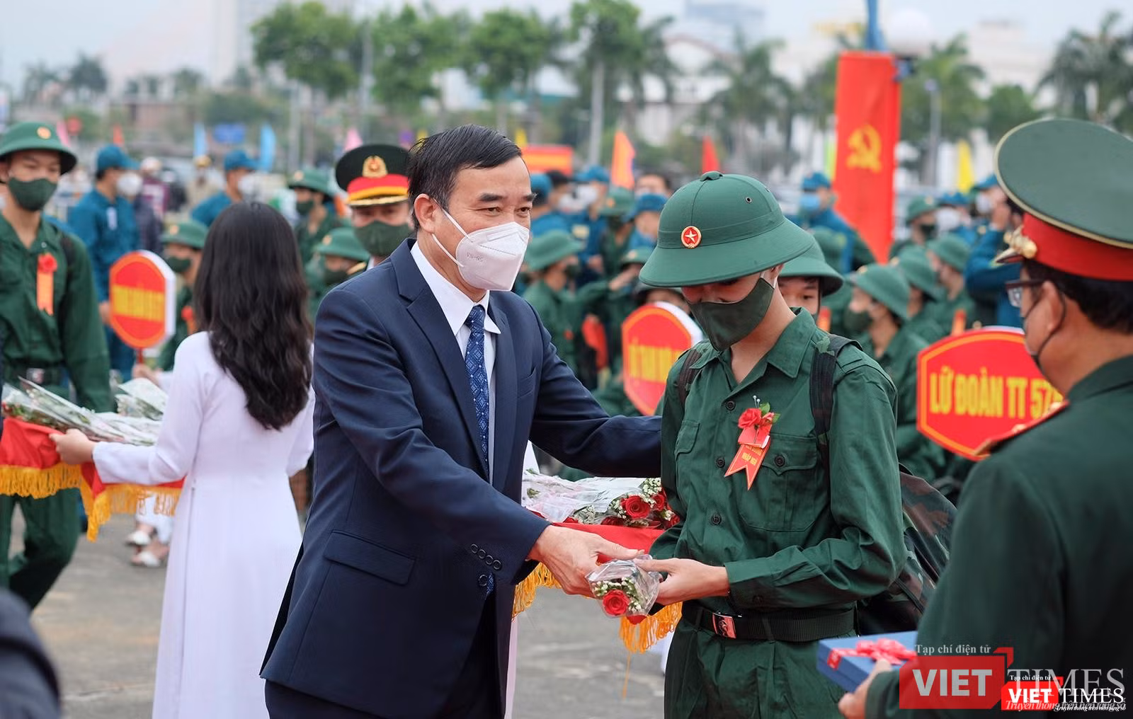 Ông Lê Trung Chinh - Chủ tịch UBND TP Đà Nẵng - tặng hoa cho tân binh trong buổi lễ giao nhận quân năm 2022