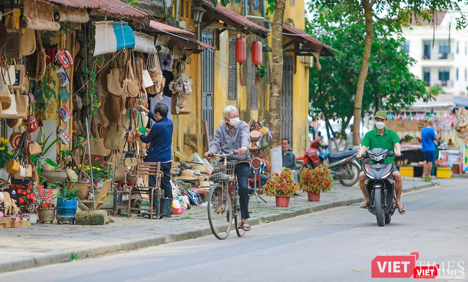 Các hàng quán đã mở cửa trở lại