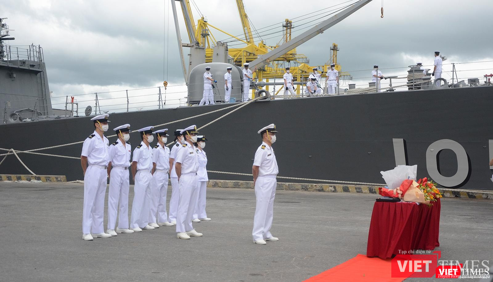 Đại diện biên đội tàu tại lễ đón