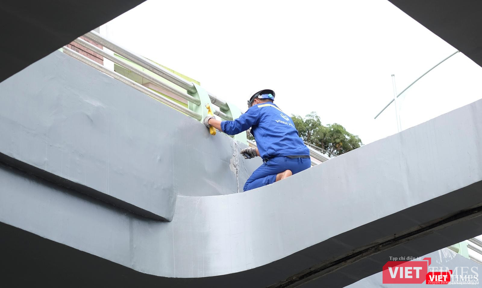 Công nhân lắp đặt hệ thống camera, điện chiếu sáng