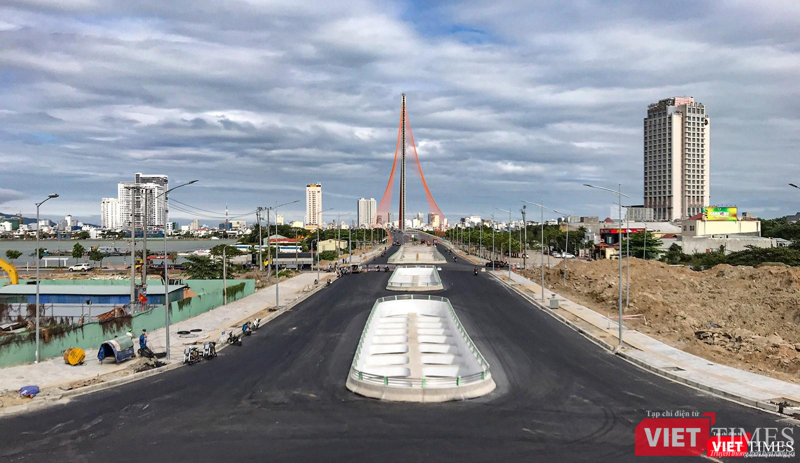 Hầm chui phía Tây cầu Trần Thị Lý nhìn từ đường Duy Tân về phía đông