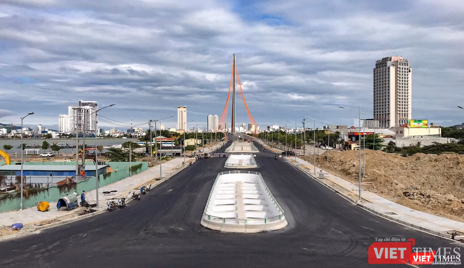 Hầm chui phía Tây cầu Trần Thị Lý nhìn từ đường Duy Tân về phía đông Hầm chui phía Tây cầu Trần Thị Lý nhìn từ đường Duy Tân về phía đông