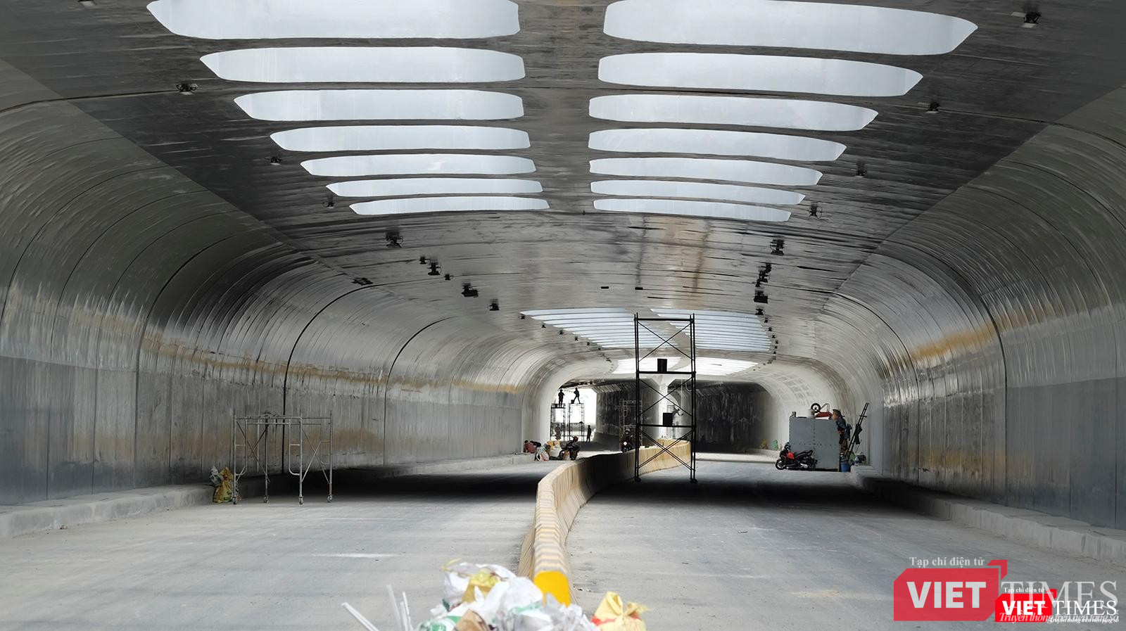 Công nhân đang khẩn trương hoàn thiện