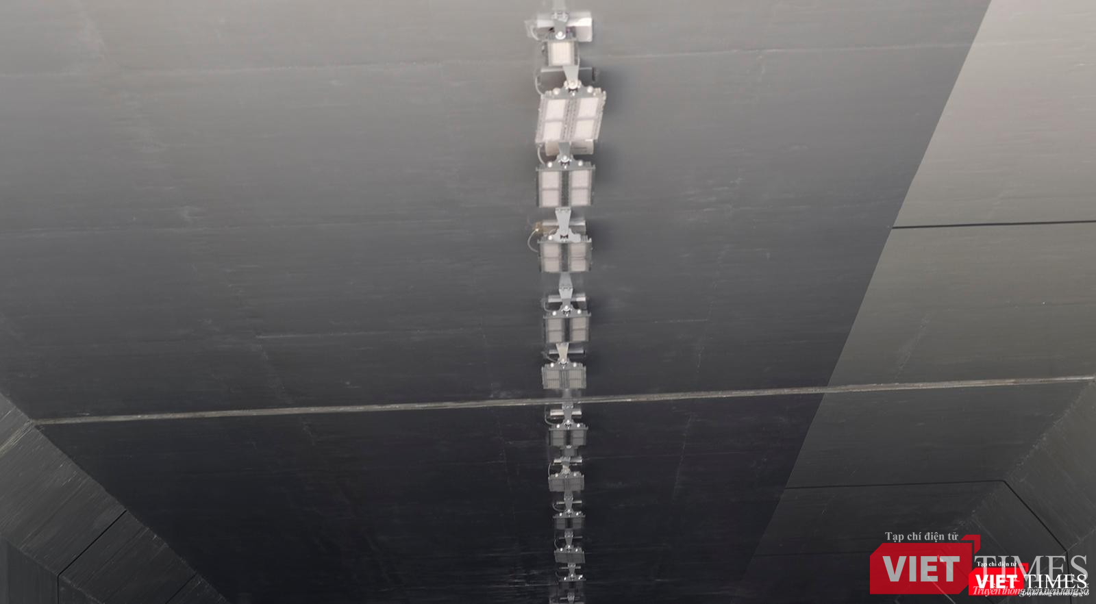 Hệ thống điện chiếu sáng trong hầm đã được lắp đặt