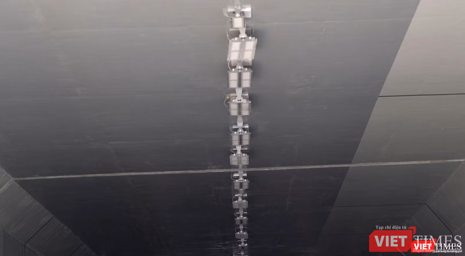 Hệ thống điện chiếu sáng trong hầm đã được lắp đặt Hệ thống điện chiếu sáng trong hầm đã được lắp đặt