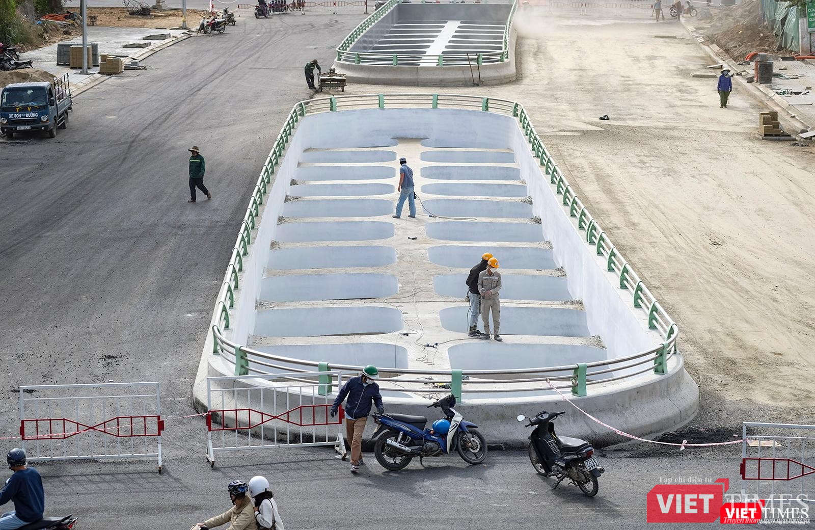 Công nhân khẩn trương thảm nhựa đường dẫn phía bên trên hầm chui