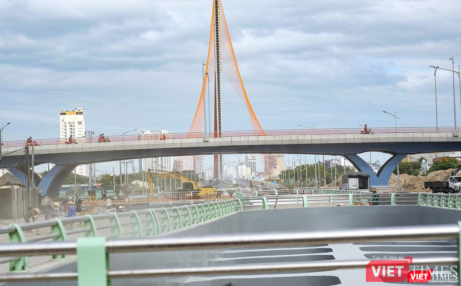 Cầu vượt đường 2 tháng 9 nhìn từ hầm chui