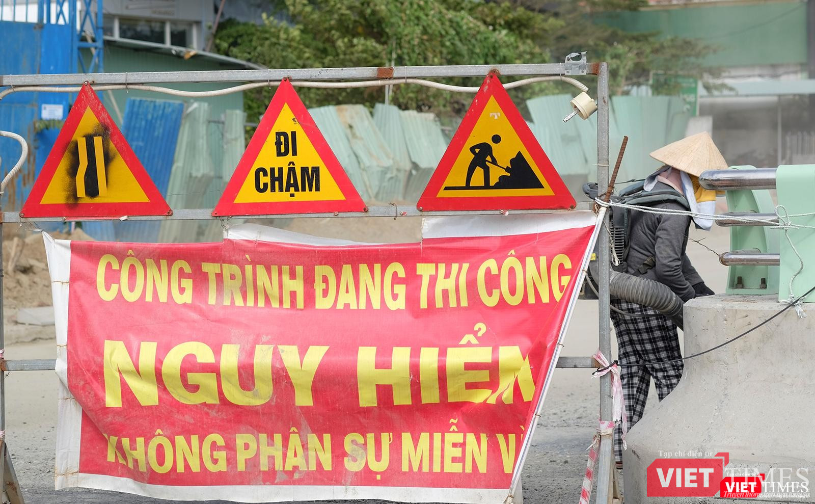 Công nhân khẩn trương hoàn thành công trình để kịp đưa vào sử dụng vào ngày 29/3 tới