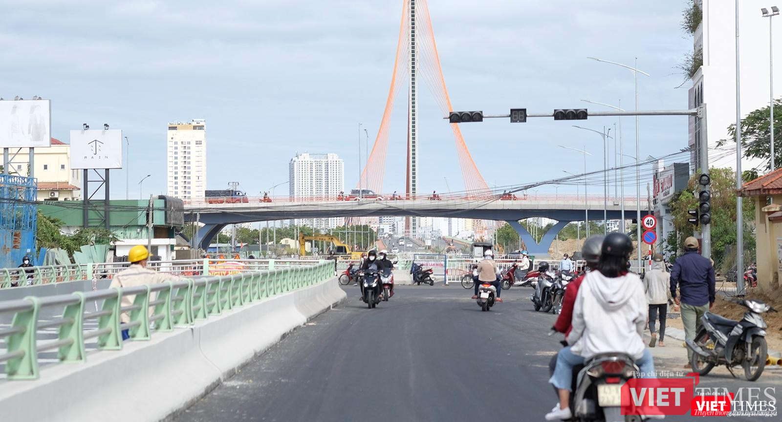 Cầu vượt đường 2 tháng 9 nhìn từ đường gom bên trên hầm chui