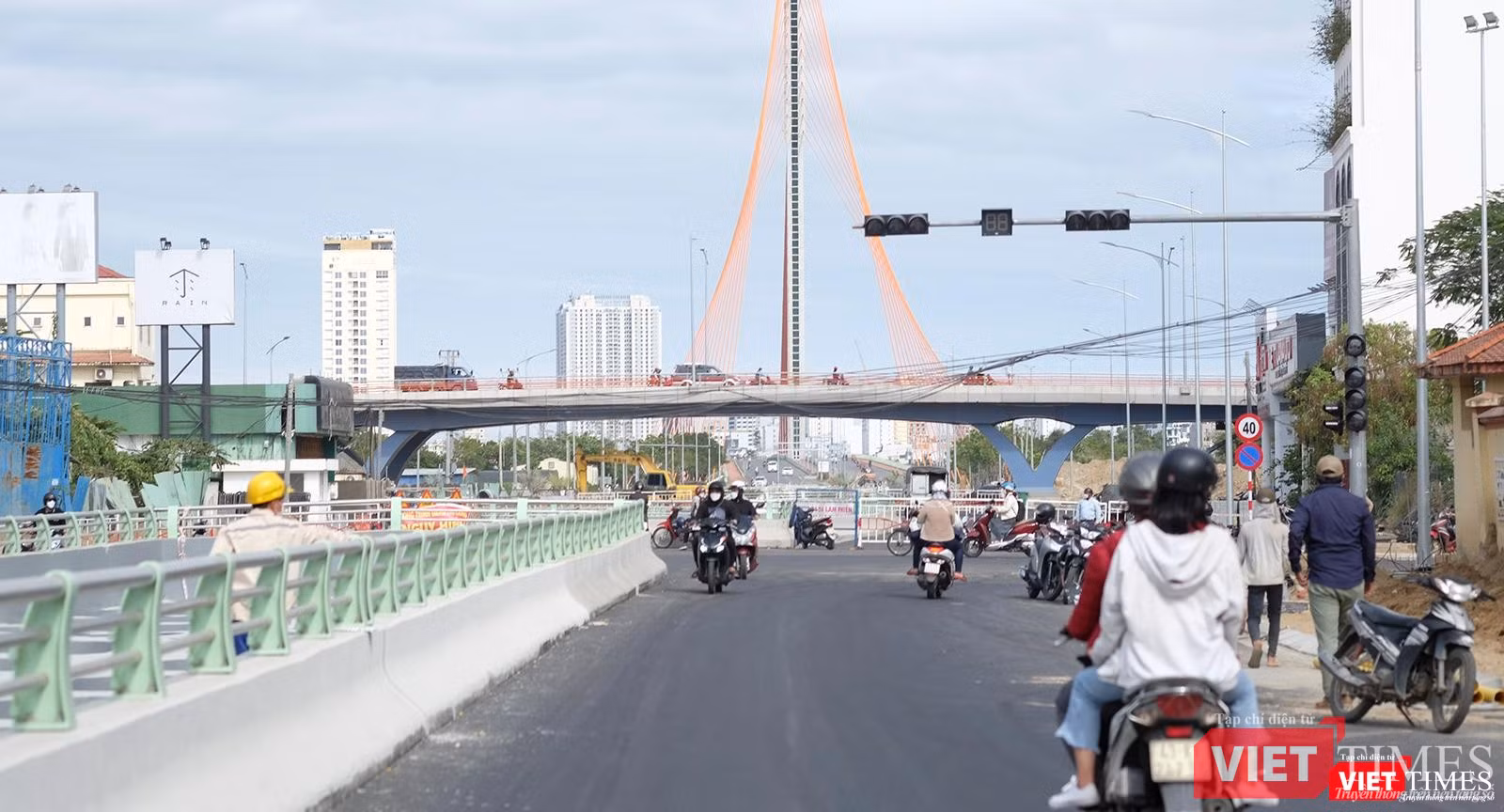 Cầu vượt đường 2 tháng 9 nhìn từ đường gom bên trên hầm chui Cầu vượt đường 2 tháng 9 nhìn từ đường gom bên trên hầm chui