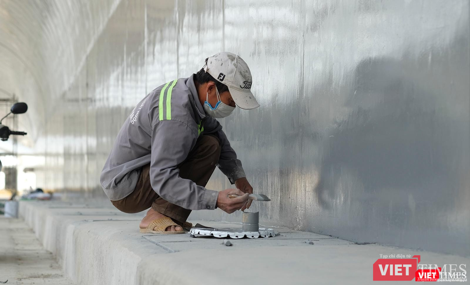 Công nhân hoàn thiện hạng mục sơn bên trong hầm