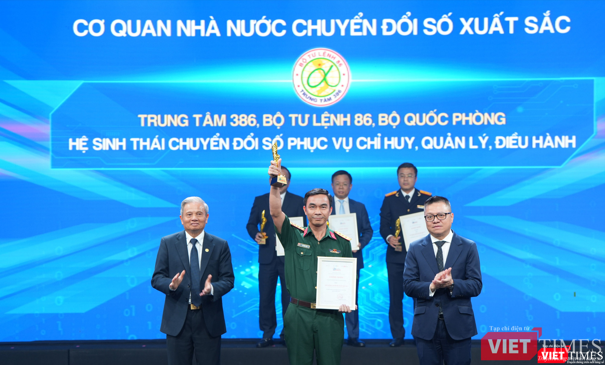 Trung tâm 386, Bộ Tư lệnh 86 – Bộ Quốc phòng được vinh danh là mô hình tiêu biểu của Quân đội Nhân dân Việt Nam về chuyển đổi số. Thượng tá, TS. Hồ Ngọc Duy, Chỉ huy trưởng Trung tâm nhận giải từ Ban Tổ chức.