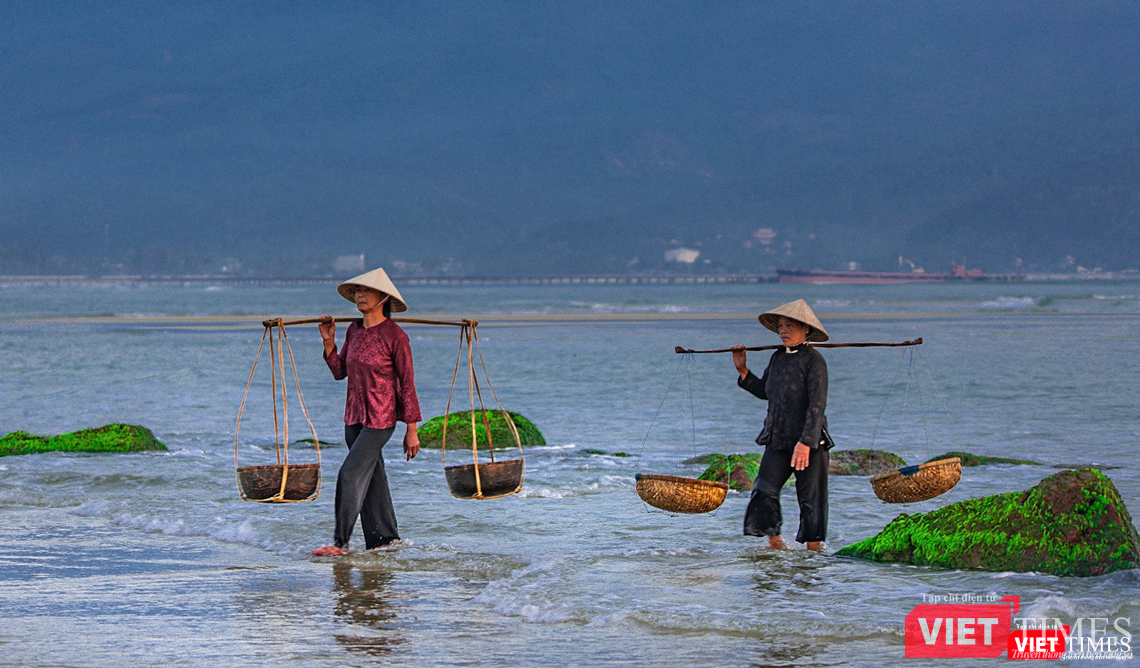 Gánh cá về làng