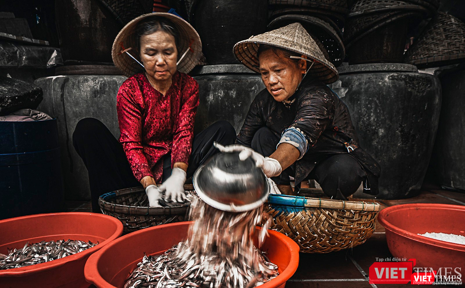 Nghệ nhân làng nghề đong cá chuẩn bị muối mắm