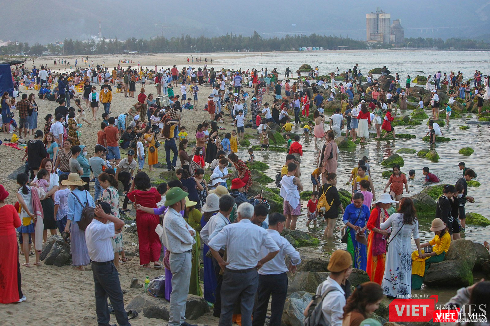 Du khách và người dân đến gành đá Nam Ô (Đà Nẵng)