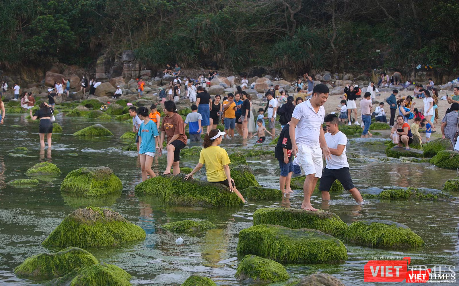 Rất đông người dân và du khách