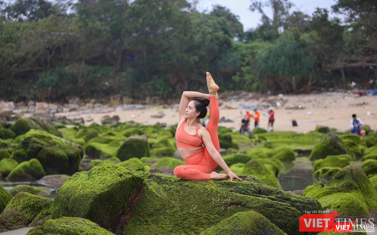 Yoga bên gành rêu