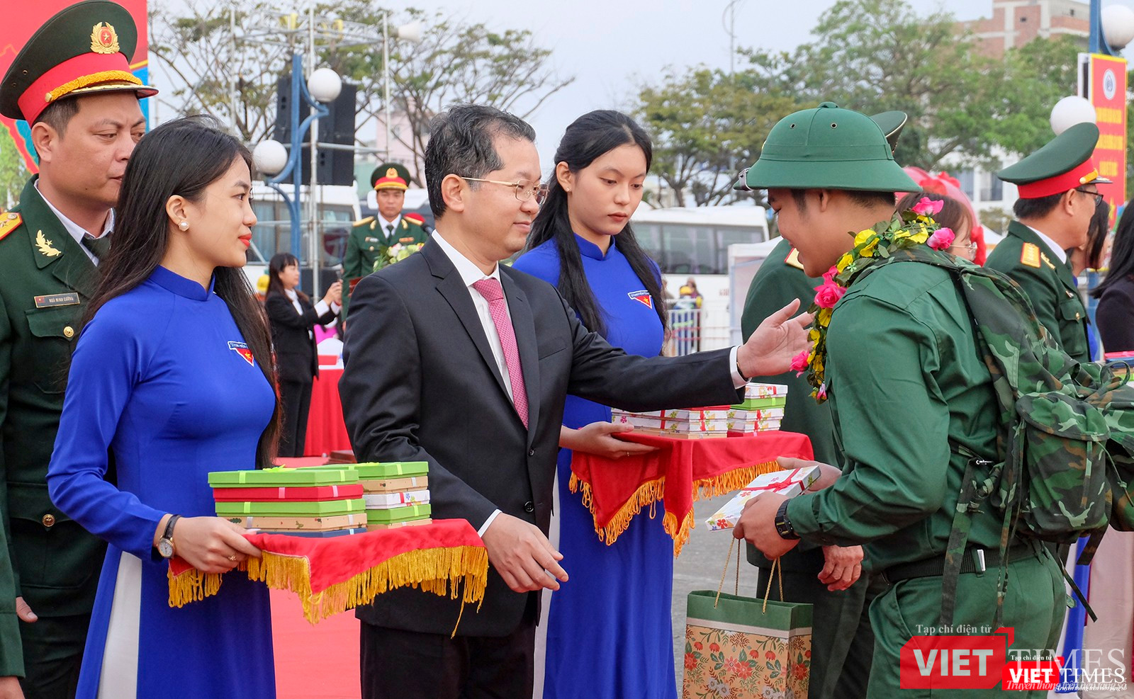 Bí thư Thàn uỷ Đà Nẵng Nguyễn Văn Quảng động viên tân binh trước khi lên đường nhập ngũ