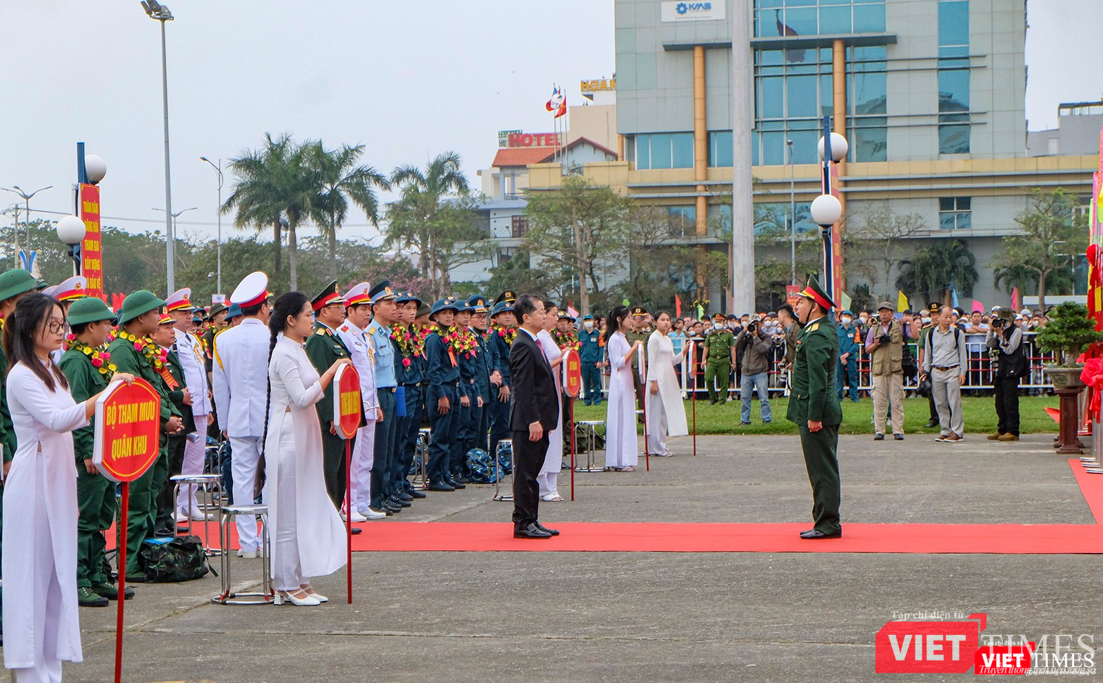Bộ Chỉ huy quân sự TP báo cáo Bí thư Thành uỷ Đà Nẵng Nguyễn Văn Quảng tại lễ tuyển quân