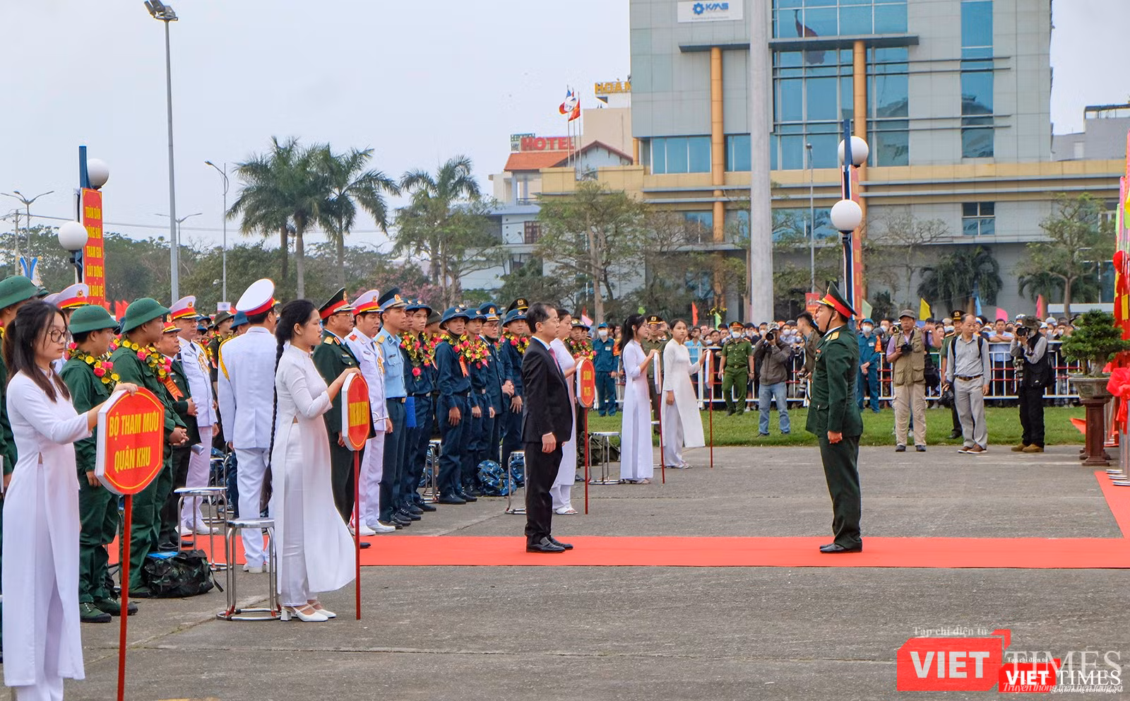 Bộ Chỉ huy quân sự TP báo cáo Bí thư Thành uỷ Đà Nẵng Nguyễn Văn Quảng tại lễ tuyển quân