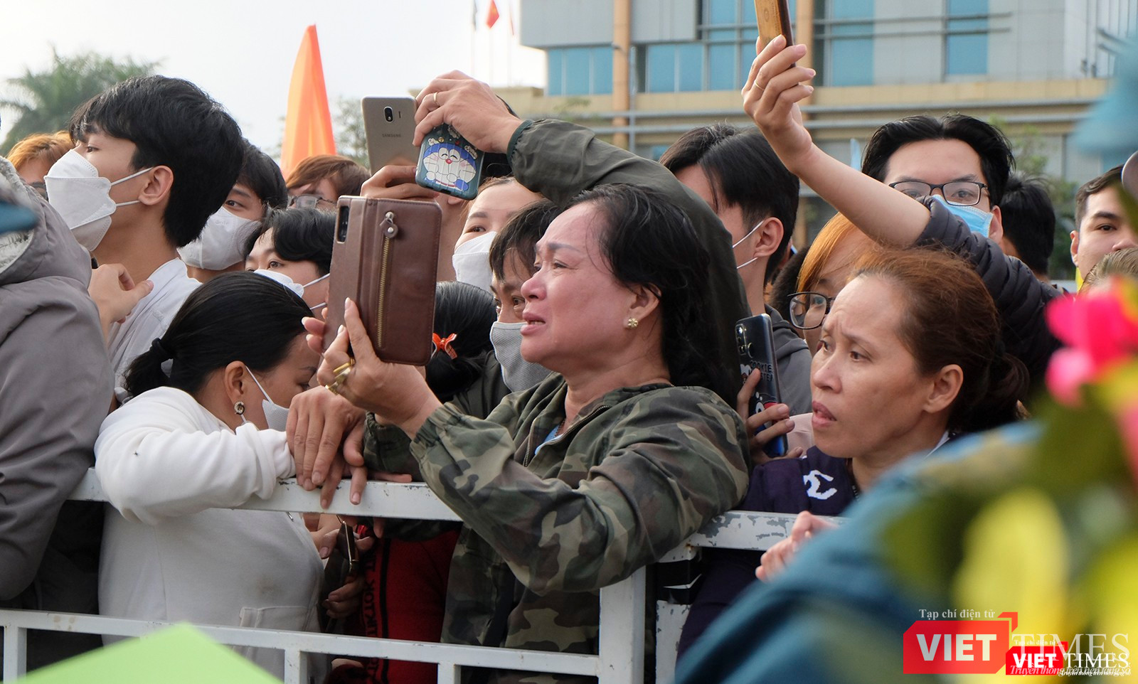 Người thân tiễn các tân binh lên đường nhập ngũ