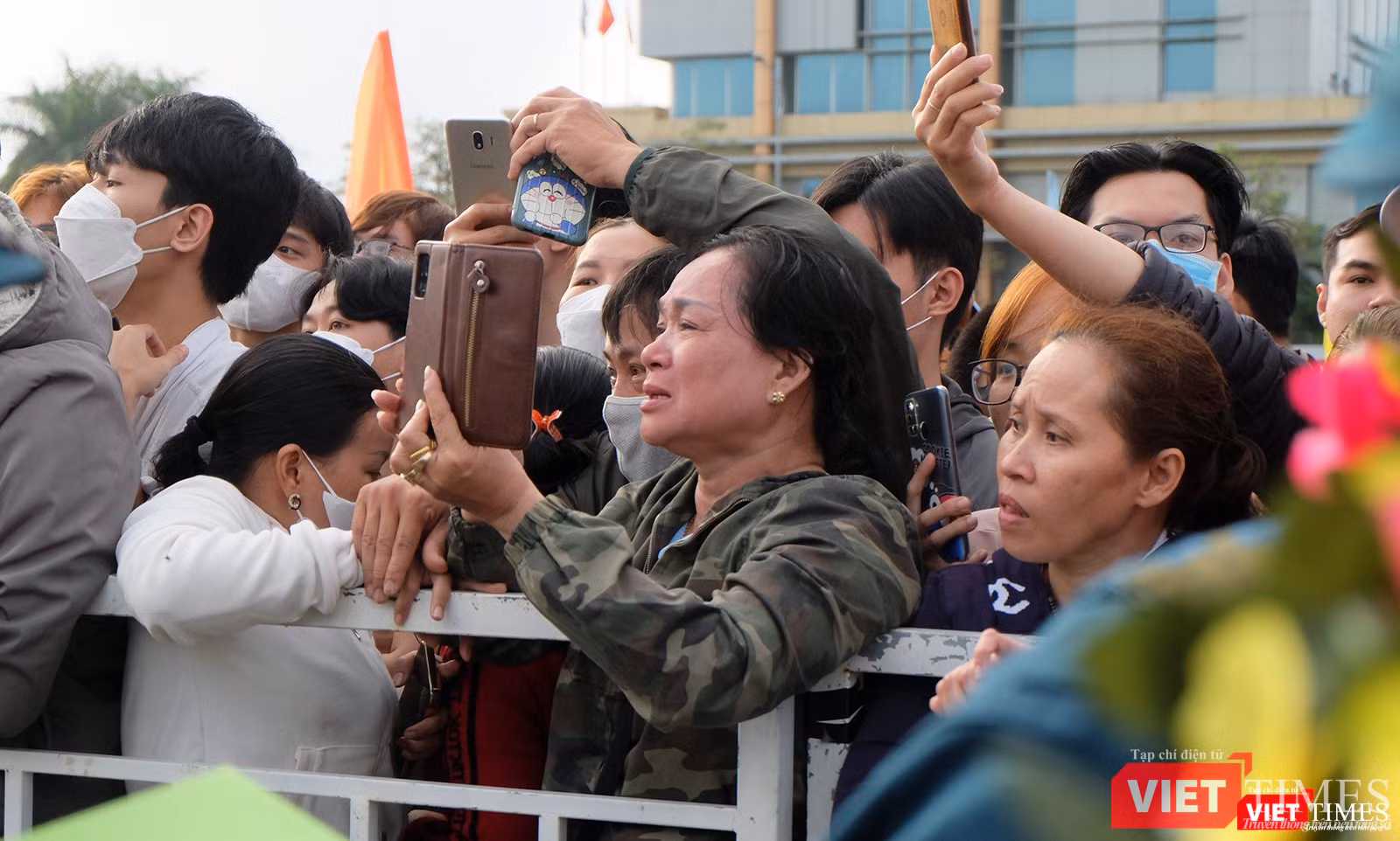 Người thân tiễn các tân binh lên đường nhập ngũ