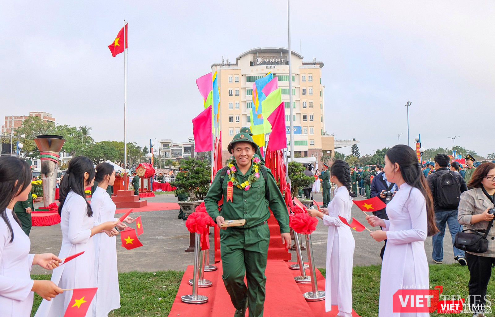 Tân binh đi qua cầu vinh quang