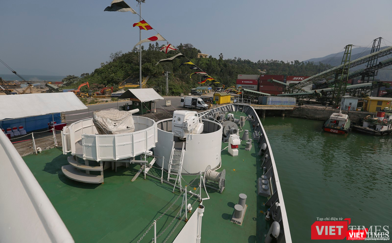 Mũi tàu nhìn từ cabin