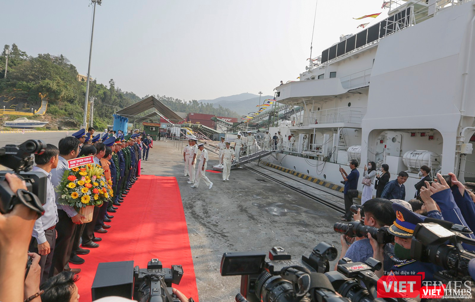 Thuỷ thủ đoàn xuống tàu tại lễ đón