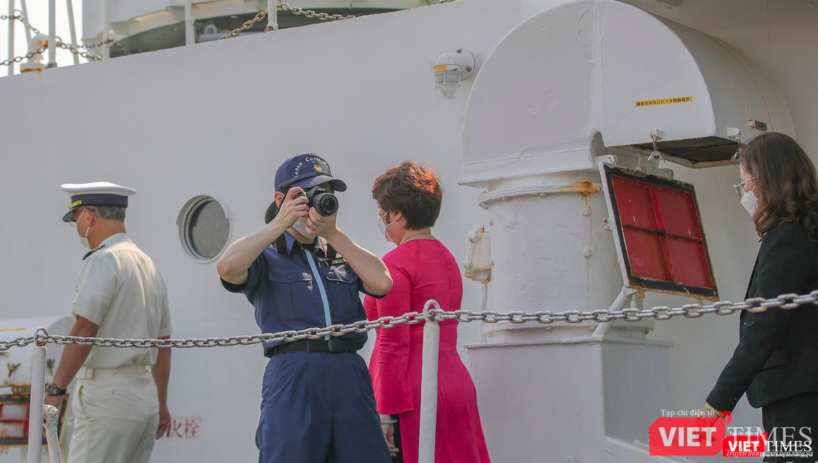 Thuỷ thủ đoàn ghi lại hình ảnh tàu đến Đà Nẵng