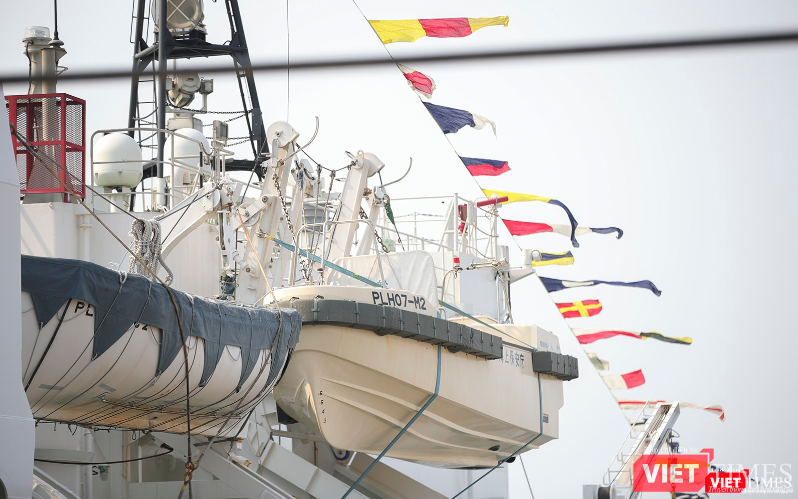 Xuống cứu nạn trên tàu