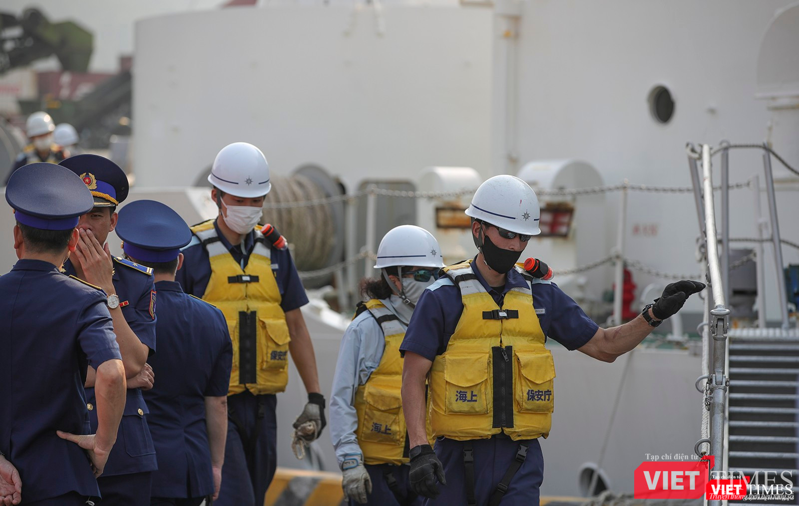 Thuỷ thủ trên tàu kiểm tra an toàn khi tàu cập cảng